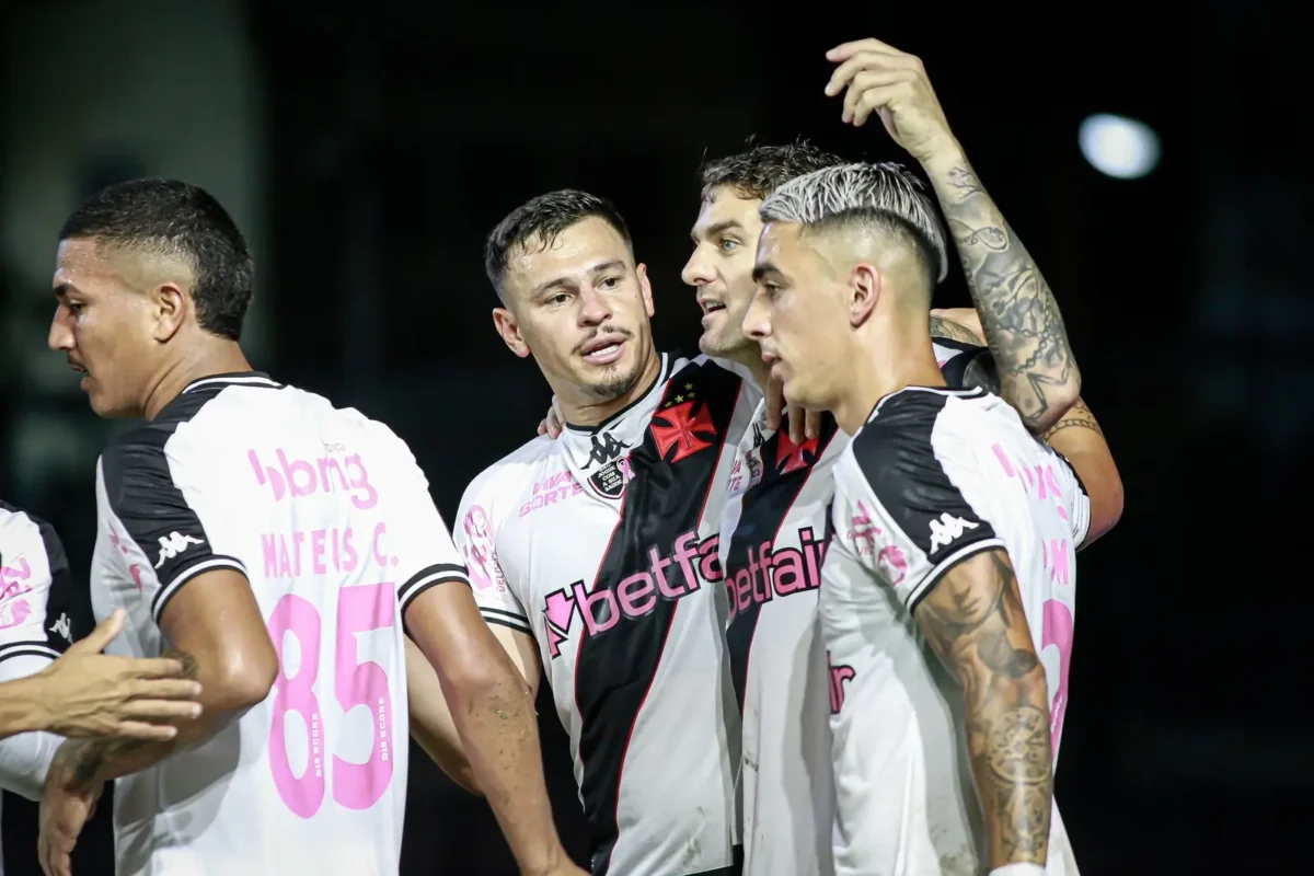 Vasco vence e quebra jejum: Jogadores comemoram importante vitória.