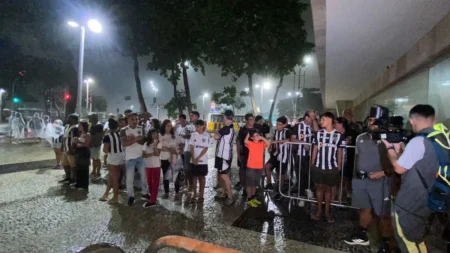 "Vasco x Atlético-MG: Hulk assume pressão e Arana é ovacionado pela torcida em partida marcada pela chuva"