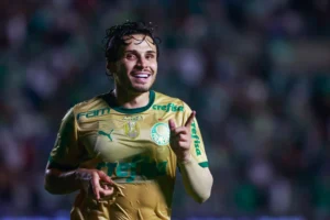 Veiga marca três gols, pede música e iguala Edmundo com 99 gols pelo Palmeiras: "Um feito incrível"