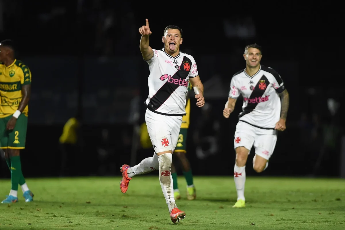 Veja os prováveis substitutos de Vegetti e Hugo Moura na escalação do Vasco para o jogo contra o Bahia