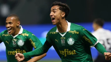 Vitor Reis busca provar seu valor de "zagueiro de 30 milhões de euros" no Palmeiras.