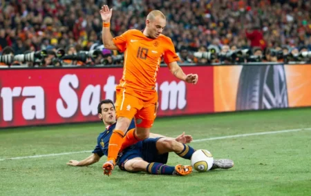 Wesley Sneijder critica atitude de Sergio Busquets: "Bebê chorão"