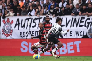 "Wesley provoca o Corinthians após classificação do Flamengo: 'Clima hostil que a gente gosta'"