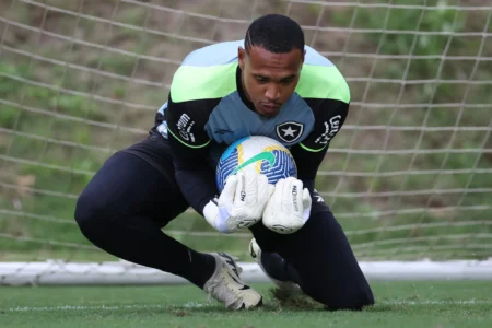 Escalação do Botafogo para o jogo contra o Bragantino no Brasileirão durante a disputa da Libertadores.