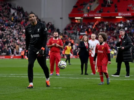 Ex-goleiro do Liverpool vaiado em Anfield após defender pênalti de criança