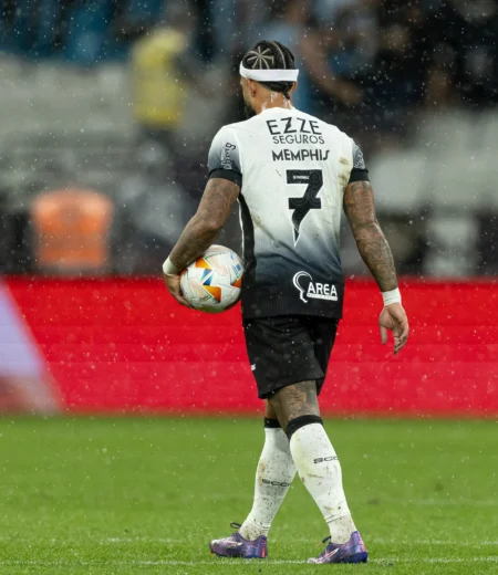 Ex-jogador do Corinthians, Memphis Depay revela admiração e diz: "Lutando para levar o clube de volta para onde ele pertence"