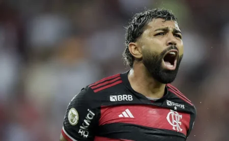 Gabigol é cobrado por torcedores do Flamengo em São Paulo