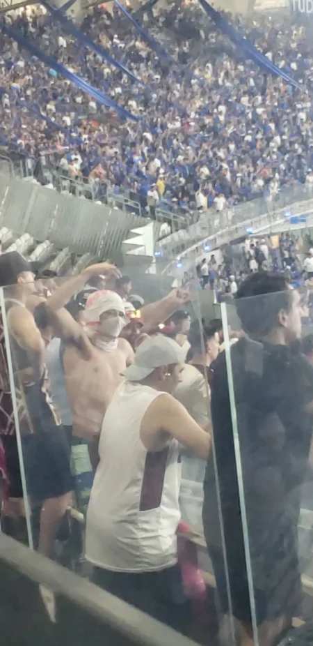 Incidente de Racismo em Jogo: Torcedor do Lanús Provoca Torcida do Cruzeiro