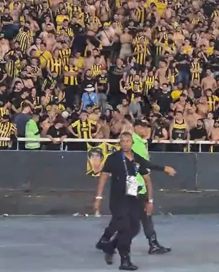 Incidente de Racismo: Torcedor do Peñarol Comete Gesto Preconceituoso em Jogo Contra o Botafogo no Estádio Nilton Santos