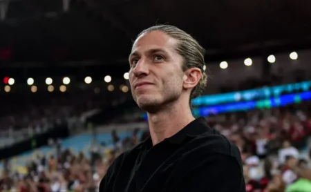 Jogador que conquistou tudo pelo Flamengo deve ser vendido em janeiro após avaliação de Filipe Luís