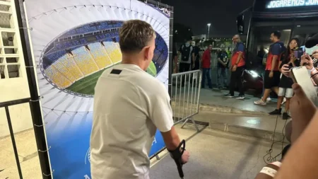 Jogador Ryan, do Corinthians, deixa Maracanã de muletas após suspeita de fratura no tornozelo