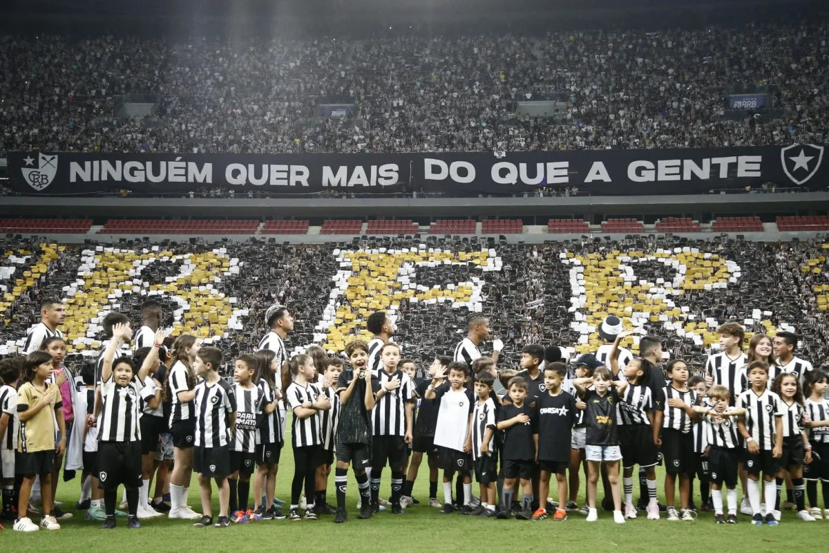 Laterais do Botafogo considerados os melhores fora das grandes ligas europeias, segundo CIES.