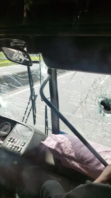 Ônibus com torcedores do Athletico sofre emboscada a caminho de São Paulo