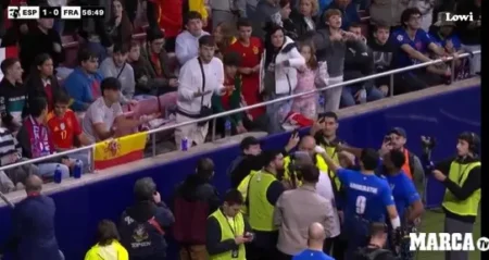 Partida de futebol entre youtubers em Madri é interrompida por gritos de ofensas racistas no estádio