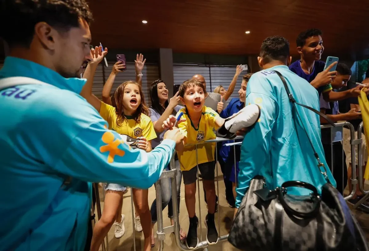 Seleção Brasileira de Futebol Chega a Brasília para Confronto Contra o Peru nas Eliminatórias da Copa do Mundo