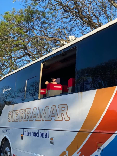 Torcedores do Botafogo sofrem tensão em ônibus apedrejado no Uruguai