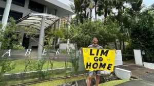 "Torcedores do Valencia são detidos em Singapura por protestarem contra o proprietário do clube"