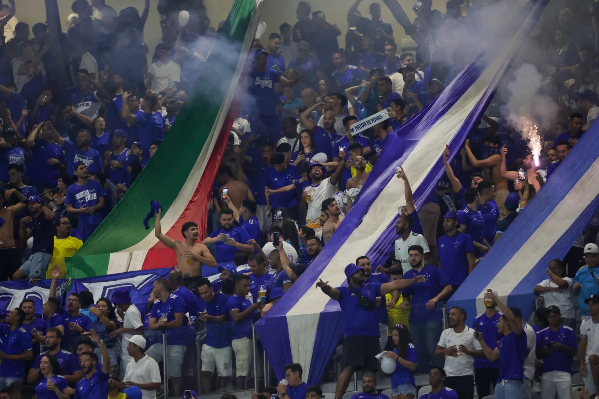 Torcida do Cruzeiro ignora apelo e usa sinalizadores, foguetes e bombas em jogo da Sul-Americana