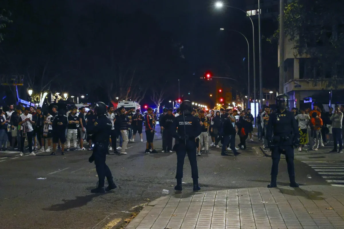 Torcida do Valencia protesta após nova derrota e bloqueia saída de jogadores do estádio