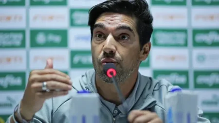 Abel Ferreira faz alerta sobre a reta final e cita o Botafogo em coletiva: "Na minha opinião"