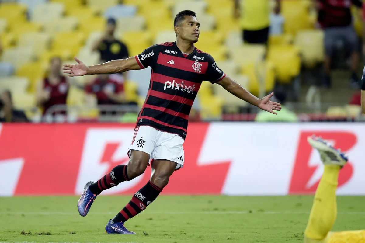 Alex Sandro, do Flamengo, marca 22ª final da carreira: retrospectiva de conquistas em Champions e Libertadores