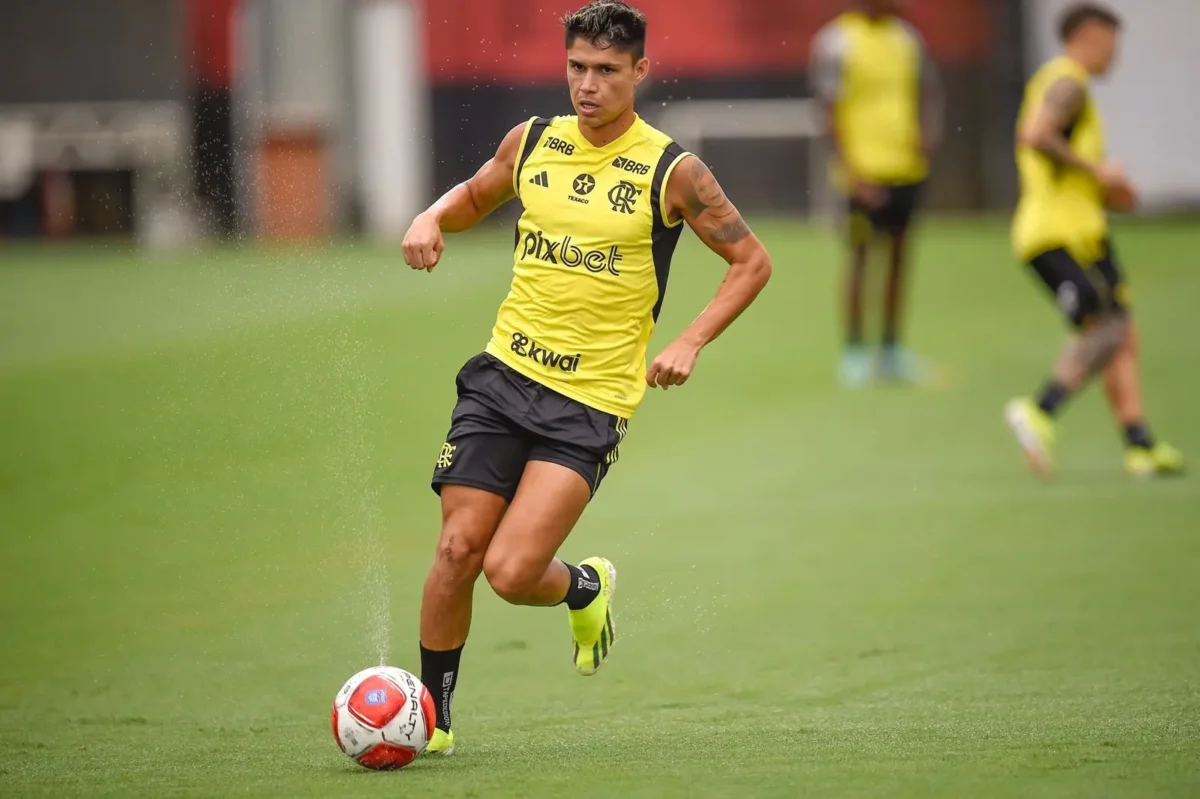 "Araújo retorna aos treinos em grupo e será relacionado para Atlético-MG x Flamengo, enquanto De la Cruz fica fora"