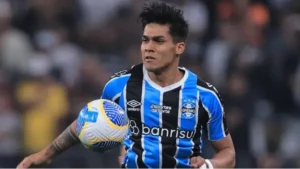 Arezo revela insatisfação no Grêmio e faz desabafo inesperado sobre seu estado emocional.