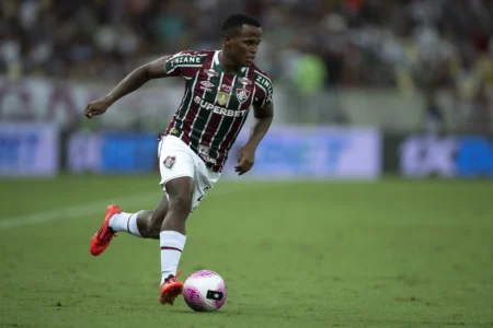 Arias se reapresenta ao Fluminense: treino definirá participação no jogo contra o Fortaleza.