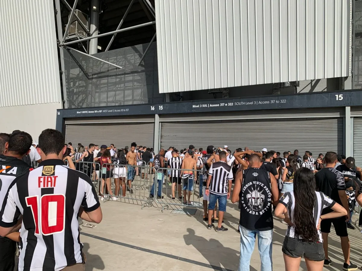 "Atlético-MG x Flamengo: Torcedores do Atlético Tentam Invadir Estádio na Final da Copa do Brasil"