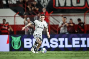 Bernard retorna titular após mais de um mês lesionado e se declara pronto para decisões no Atlético-MG