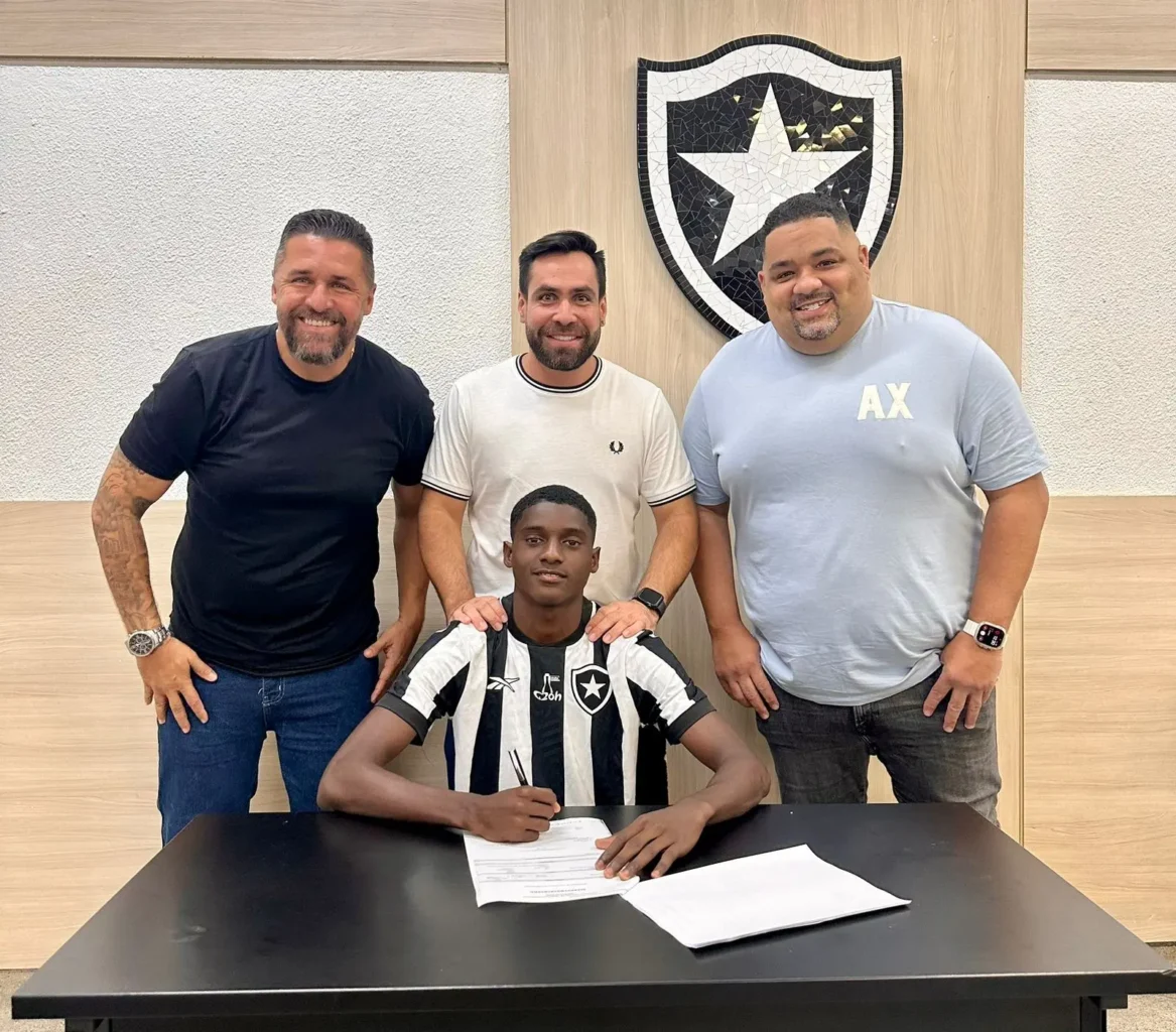 Botafogo Contrata Jovem Lateral de 17 Anos por R$ 120 Milhões de Multa Rescisória