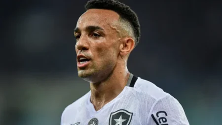 Botafogo libera Marçal: Lateral pode atuar em time Tricampeão da Libertadores