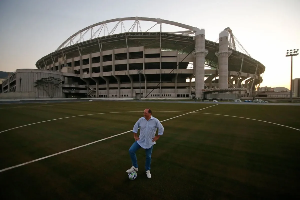 "Título: Botafogo pode ajudar Vasco com Nilton Santos, independente de acordo por Rayan, diz Textor"