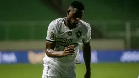 Botafogo responde a Hulk e defende Luiz Henrique após provocações.