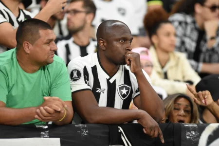 Botafogo se despede da torcida em jogo emocionante antes das finais: vaia, aplausos e silêncio.