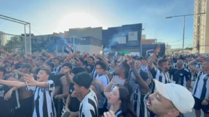 Botafogo se prepara para "final" contra o Palmeiras com treino acompanhado pela torcida