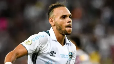 Braithwaite critica campos de futebol sintéticos e cita o Palmeiras: “Como o Brasil permite…”