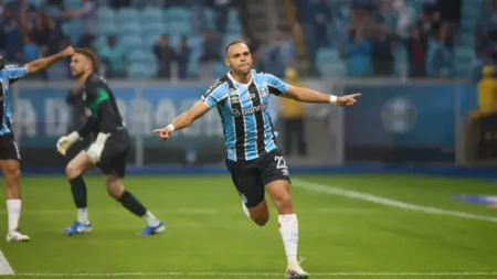 Braithwaite Evita Derrota do Grêmio e Torcida Critica Estratégia de Renato Gaúcho