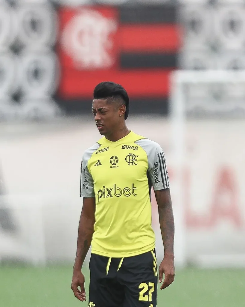 Bruno Henrique volta ao time e o Flamengo se prepara para enfrentar o Cruzeiro no Mineirão.