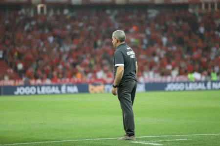 "Cláudio Tencati se desespera com derrota do Criciúma: 'Poderíamos ter duelado mais'"