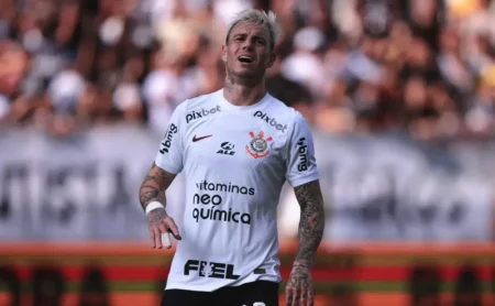 Corinthians e Cruzeiro disputam a contratação de Roger Guedes para 2025