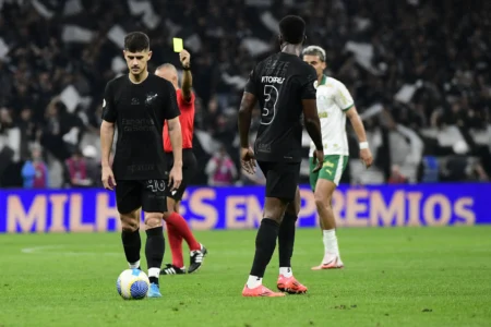 Corinthians ficará sem laterais Hugo e Matheuzinho no jogo contra o Vitória devido a suspensão