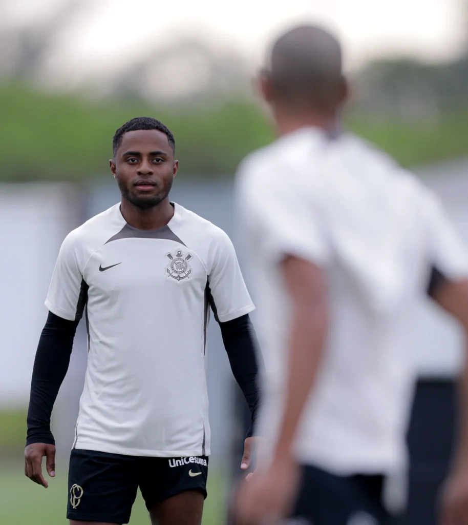 Corinthians mantém cautela sobre retorno de Maycon e Palacios após evolução na recuperação.