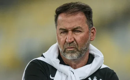 "Corinthians não negocia com jogadores, diz diretor André Hernan"