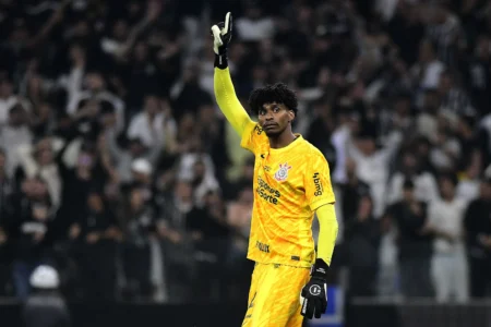 Corinthians pode pagar à vista por Hugo Souza com ajuda de patrocinadora.