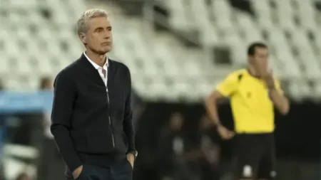 Corinthians pode roubar de Augusto Melo: Luís Castro é alvo do Timão e frustra Santos