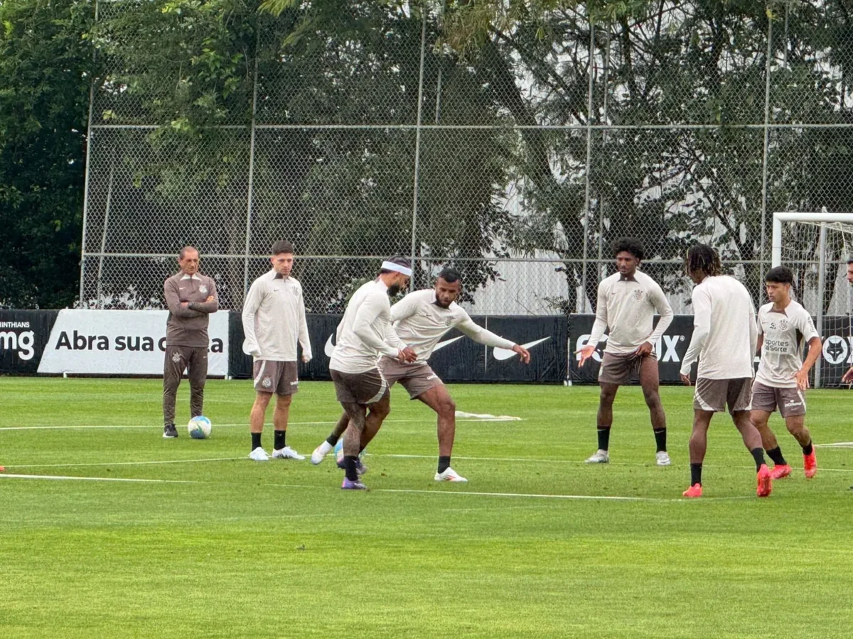 Corinthians realiza treino com desfalques em atividade aberta à imprensa