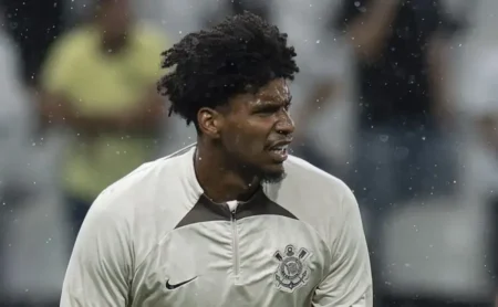 Corinthians redefine estratégia para compra de Hugo Souza: prazo máximo estabelecido; Manchester City observa atentamente