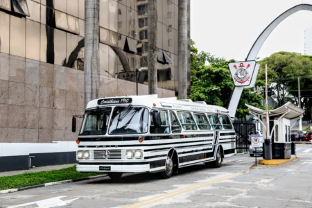 Corinthians restaura ônibus icônico que levou time à invasão de 1976 e título de 1977: fotos