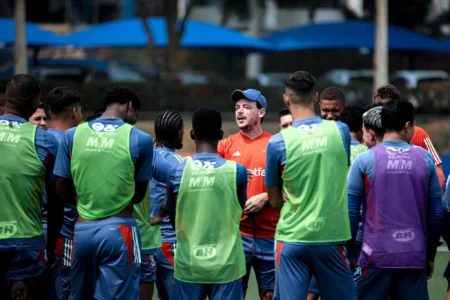 "Cruzeiro: Jogadores garantem unidade do elenco apesar de especulações sobre Diniz"